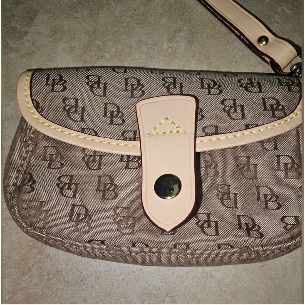 Dooney & Burke Change Purse in excellent condition - Picture 2 of 7